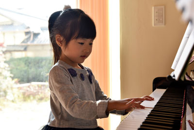 スキップフロアが遊びの空間を創る家_ピアノ演奏